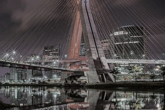 Ponte estaiada de São Paulo à noite