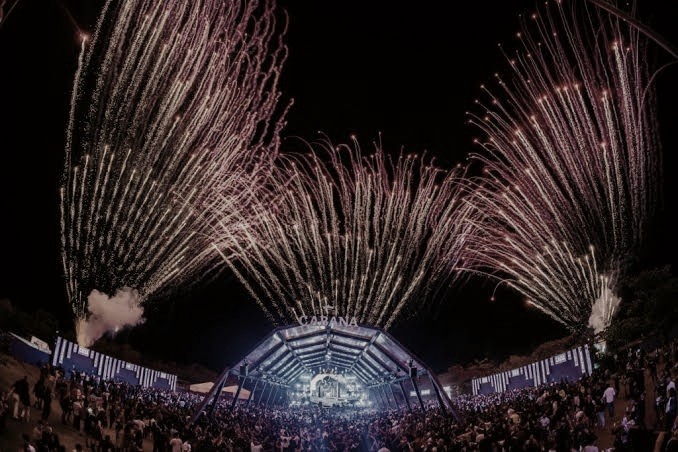 Palco de grande evento com público