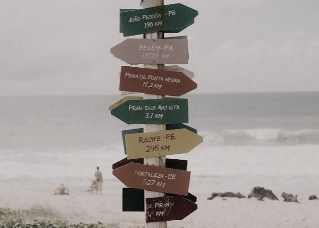 Placas de destino em viagem pelo litoral
